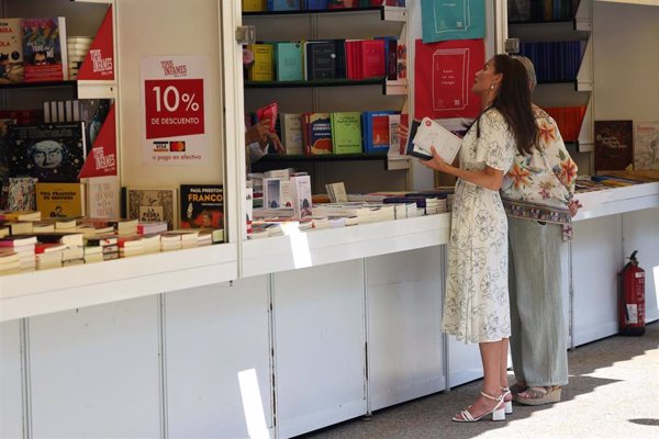 La Feria del Libro de Madrid cierra en su primera tarde y lamenta las ausencias de académicos por las políticas de Trump
