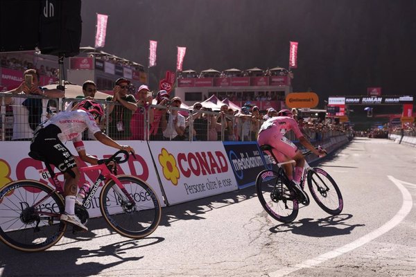 El líder Del Toro le mete 2 segundos a Carapaz antes del duelo final por el Giro