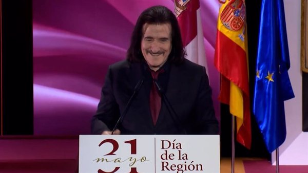 Luis Cobos y Alejandro Arellano reciben con gratitud la Medalla de Oro de la tierra que les ha dado