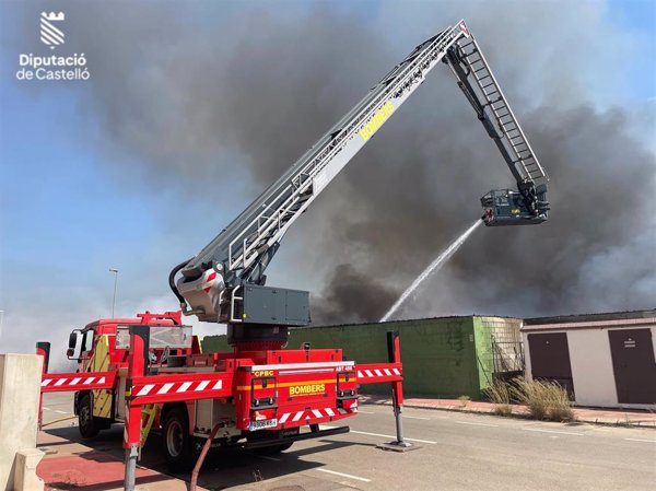 Los bomberos dan por confinado el incendio industrial de Almassora (Castellón)