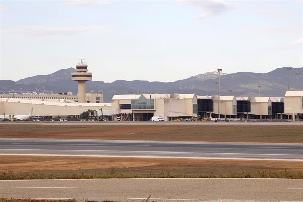 El aeropuerto de Palma opera con pista única durante 40 minutos por derrame de combustible de un avión en la otra pista
