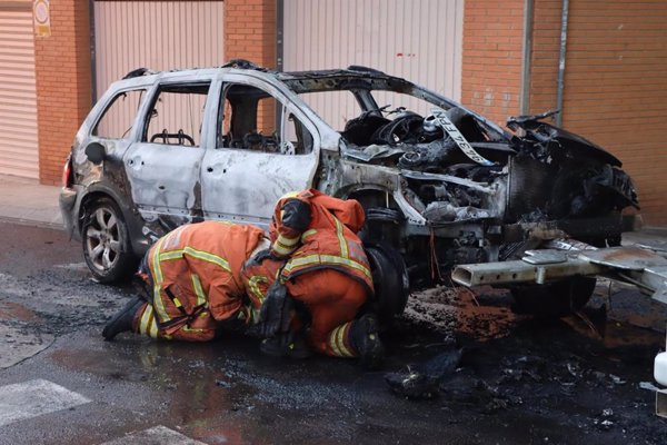 Un incendio calcina un vehículo donde viajaban una mujer y su hijo de 4 años, que lograron salir a tiempo