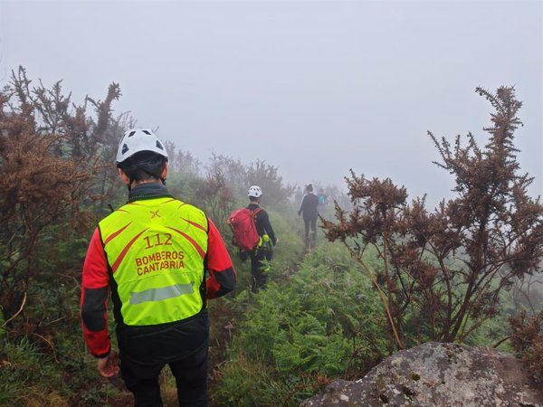 Rescatados cuatro senderistas perdidos en la Peña del Moro en Los Corrales (Cantabria)
