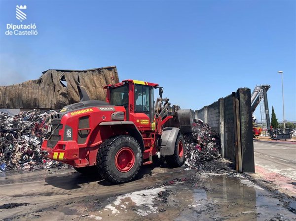 Bomberos dan por controlado el incendio industrial de Almassora (Castellón)
