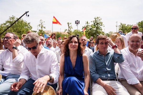 Ayuso traslada su apoyo a una guardia civil que 