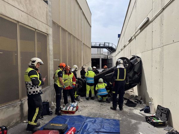 Una mujer queda atrapada en su vehículo tras caer desde 8 metros en un centro comercial de Majadahonda (Madrid)