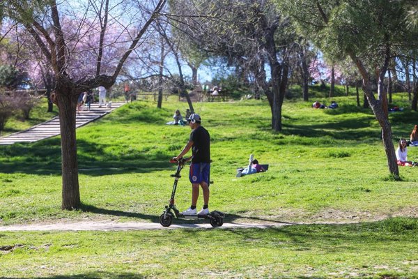Las temperaturas caerán de forma generalizada este lunes en España, con posibles tormentas fuertes en el Cantábrico