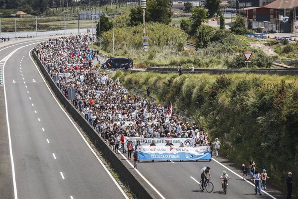 Miles de personas claman en Pontevedra contra la permanencia de ENCE y la instalación de Altri en Lugo
