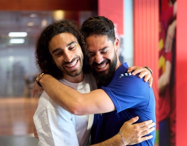 AMP. Marc Cucurella, Isco Alarcón y Samu Aghehowa se incorporan a la concentración de la selección