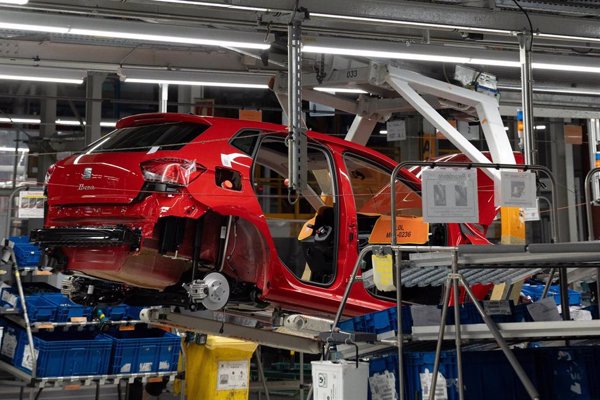 El PMI manufacturero de la zona euro frena su caída a mínimos desde agosto de 2022