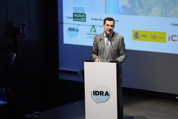 Moreno señala el objetivo de que Andalucía lidere en regeneración y apela al Gobierno para avanzar en desalación