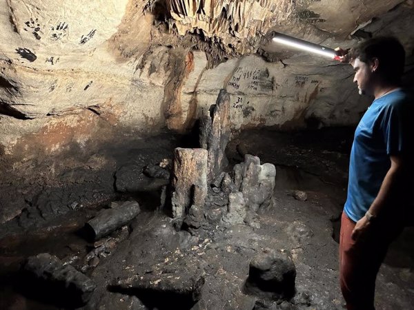 Arqueólogos identifican más de un centenar de estructuras prehistóricas en la Cova de les Dones de Millares (Valencia)
