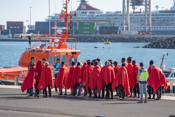 Más de 300 migrantes han llegado de forma irregular este fin de semana a Canarias y Baleares