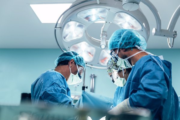 La digitalización y la falta de profesionales son los mayores retos del sector sanitario español, según un informe