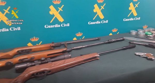 Detenido un vecino de Corvera (Asturias) que encañonó a un repartidor con una pistola y poseía numerosas armas