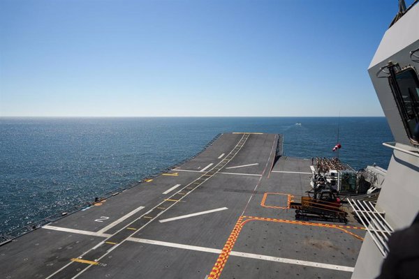 El buque 'Juan Carlos I' y la fragata 'Álvaro de Bazán', de escala en Tenerife por el 'Día de las Fuerzas Armadas'