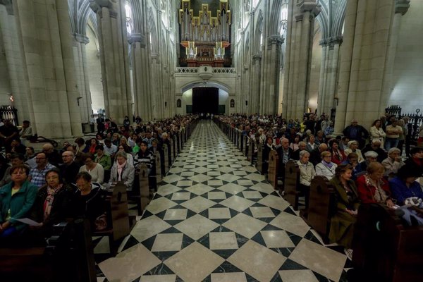 Cae el número de españoles que se identifica como católico: del 90% en los años setenta al 55% actual