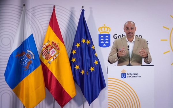 Clavijo convoca el jueves en Madrid a un centenar de ONGs para hablar sobre los menores migrantes
