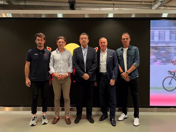 Luis León Sánchez apadrina la presentación de la Mussara 24 horas Comunidad de Madrid en el Jarama