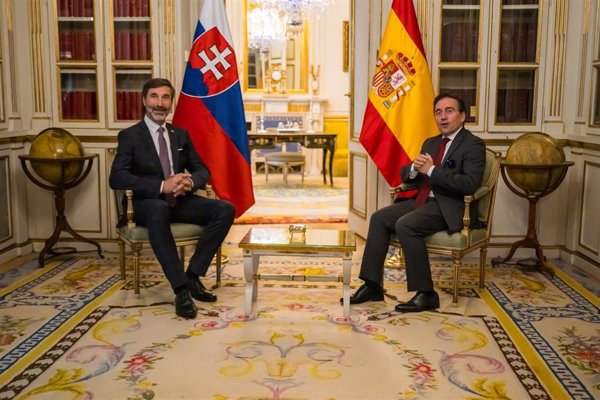Albares ratifica a su homólogo eslovaco el compromiso de España con la seguridad del flanco este