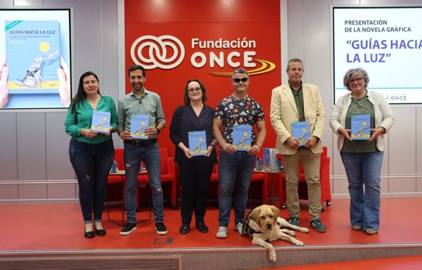Fundación ONCE presenta 'Guías hacia la luz', libro sobre la vida de David Casinos y sus perros guía