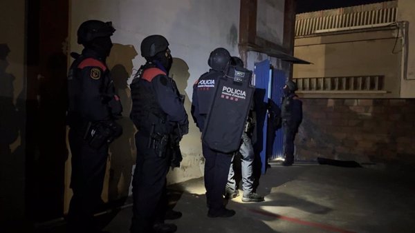 Más de 400 agentes en un operativo contra el tráfico de armas y drogas en Barcelona y Girona