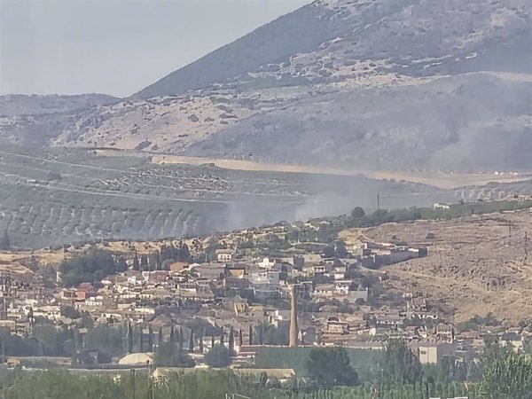 Extinguido el fuego declarado en el entorno de un vertedero de Pinos Puente