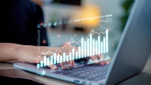 Los empleos que requieren habilidades de IA ofrecen una prima salarial promedio del 56%, según PwC