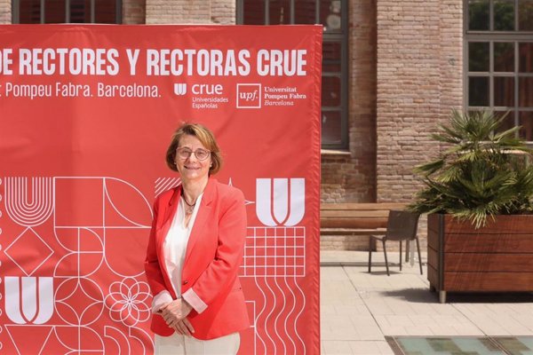 La rectora Eva Alcón, reelegida presidenta de la Crue