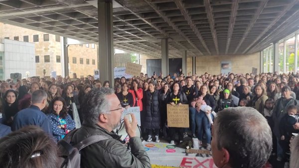 Sindicatos asturianos de enseñanza se encierran en la Consejería de Hacienda como medida de presión