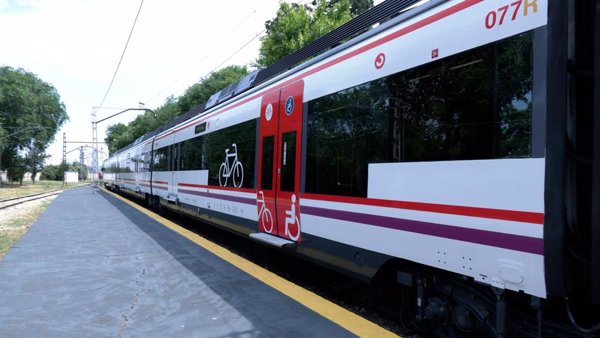Renfe permitirá llevar bicis sin desmontar en Avant y elimina el suplemento de 3 euros en Media Distancia