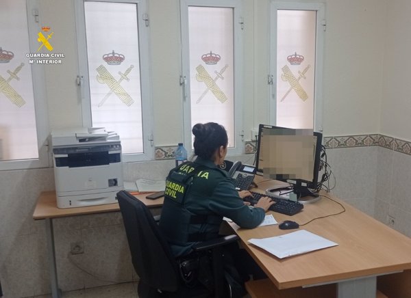 Dos detenidos por estafar 16.000 euros a varias personas en Valencia al hacerse pasar por letrados