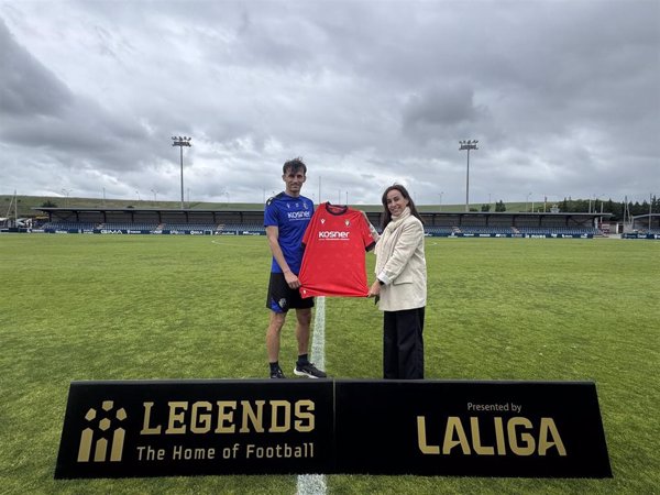 Budimir dona a Legends la camiseta con la que se convirtió en máximo goleador histórico de Osasuna en Primera
