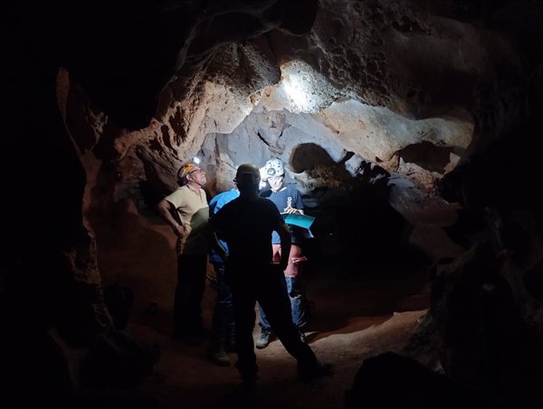 Un equipo internacional realiza nuevos muestreos cronológicos en las cuevas prehistóricas de Rincón (Málaga)
