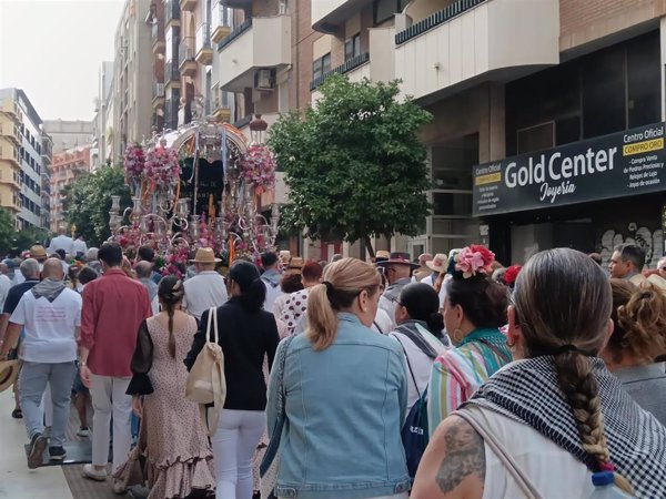 La Hermandad de Emigrantes parte ya hacia El Rocío con la comitiva
