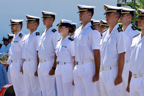 La Princesa Leonor y la tripulación de 'Elcano' rinden homenaje a las víctimas del buque escuela mexicano
