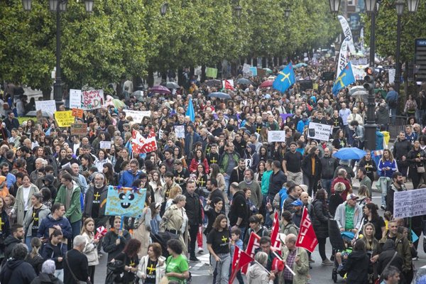 Cerca de 150 asociaciones de madres y padres muestran su apoyo al profesorado asturiano