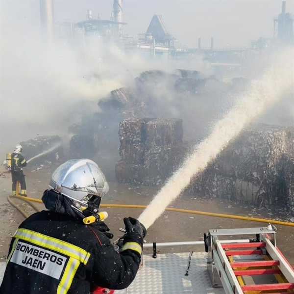 Controlado un incendio registrado en la papelera de Mengíbar (Jaén) tras quemar 2.500 toneladas de papel
