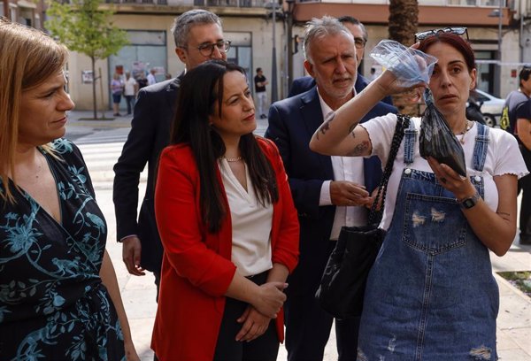Vecinos de Catarroja protestan ante Torres y Bernabé por el estado del alcantarillado tras la dana: