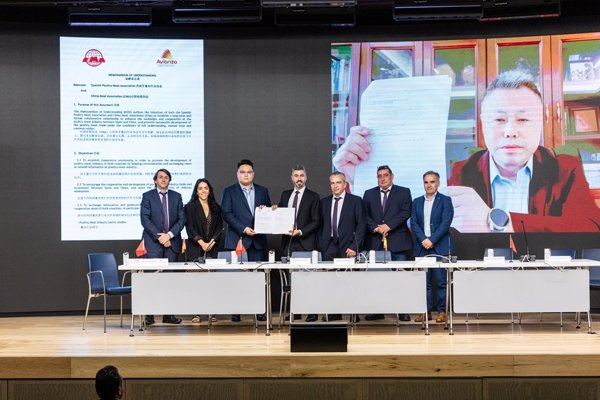 Avianza firma el memorando de entendimiento con China para exportar carne avícola