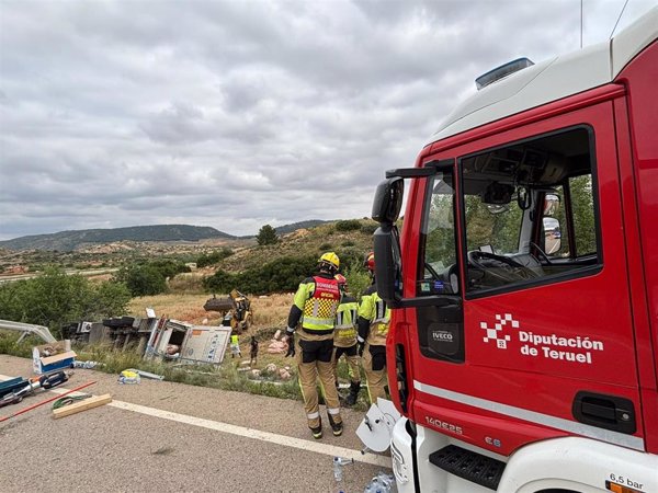 Cortada la A-1402 entre Ariño y Andorra (Teruel) por un accidente de un camión de cerdos