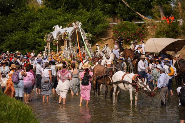 El Vado del Quema (Sevilla) acoge el paso de una treintena de hermandades este jueves y viernes en su camino al Rocío