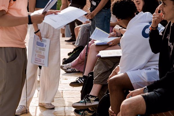 Más de 1,4 millones de alumnos han pedido una beca para el curso 2025-26, el mayor número de solicitudes de la historia