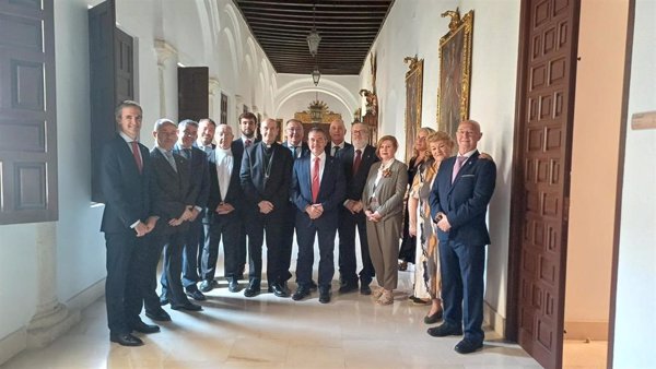 La Agrupación de Hermandades presenta al nuevo obispo de Córdoba su labor evangelizadora, social y cofrade
