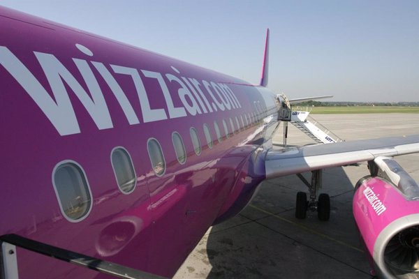 Wizz Air recorta un 41% su beneficio anual tras dejar en tierra casi 20% de aviones por problemas en motores