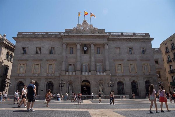 El Ayuntamiento de Barcelona suspende a una trabajadora por presunto desvío de dinero de ayudas sociales