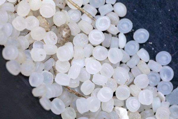 Once millones de toneladas de plásticos acaban al año en lagos, ríos y mares, como 2.200 torres Eiffel juntas, según ONU
