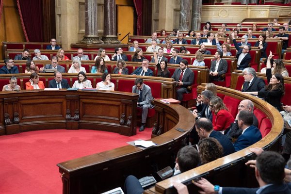 El Parlament catalán pide al Gobierno impedir la materialización de la OPA al Sabadell