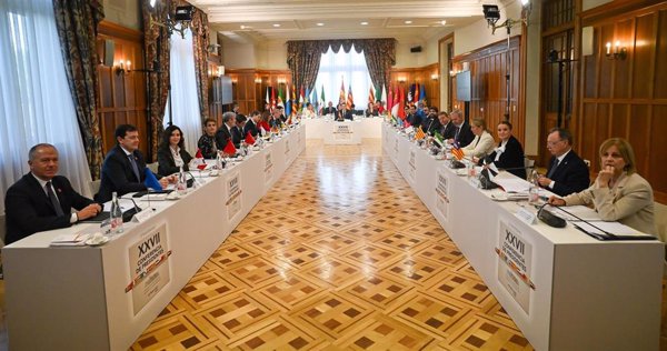 El Gobierno destina 11.600 euros al servicio de traducción de las lenguas cooficiales en la Conferencia de Presidentes
