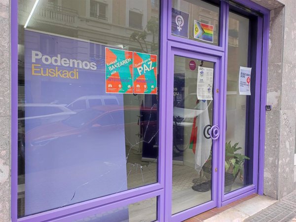 Podemos Euskadi denuncia el ataque de su sede de San Sebastián, a la que han destrozado el cristal con adoquines